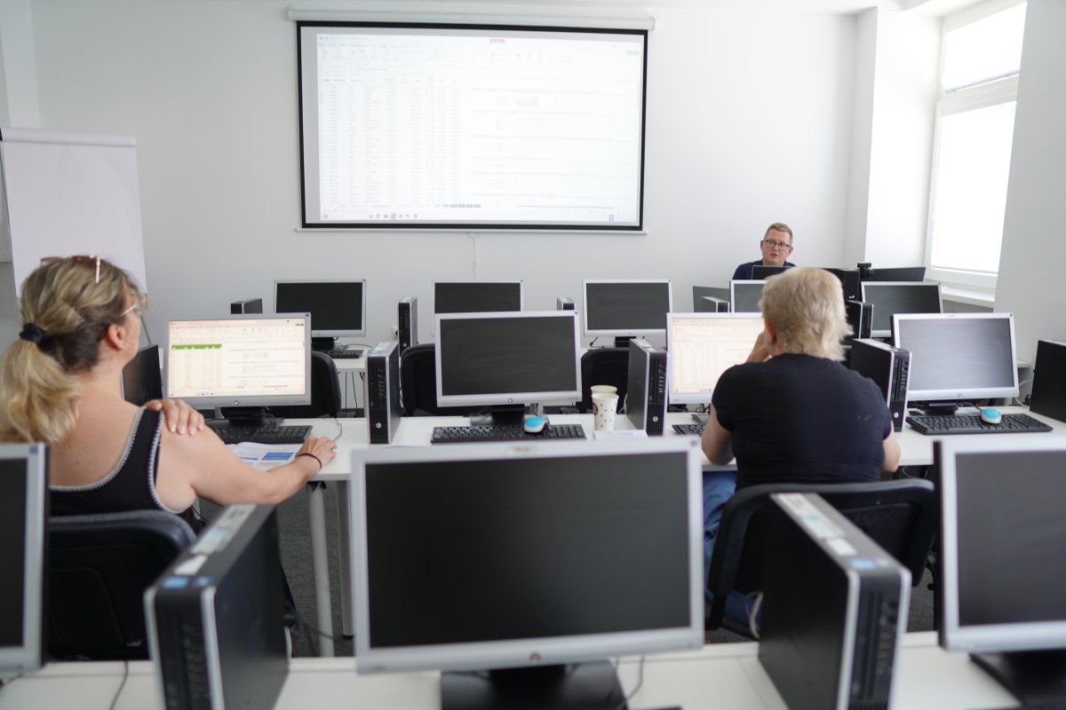 Priebeh kurzu Excel III - počítačová učebňa s PC stanicami a projektom