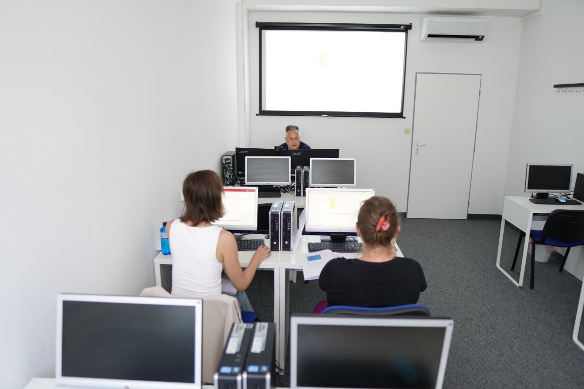 Priebeh kurzu Microsoft Access - učebňa s počítačmi a inštruktor pri tabuli