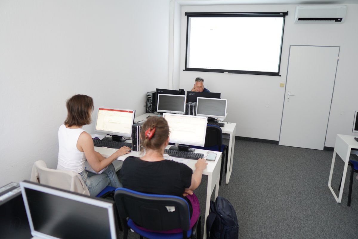 Priebeh kurzu Access I. - počítačová učebňa s počítačmi a projektom