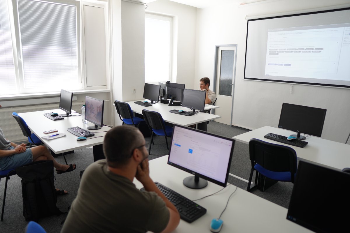Priebeh kurzu Google Ads - počítačová učebňa s monitormi a projektora pri výučbe
