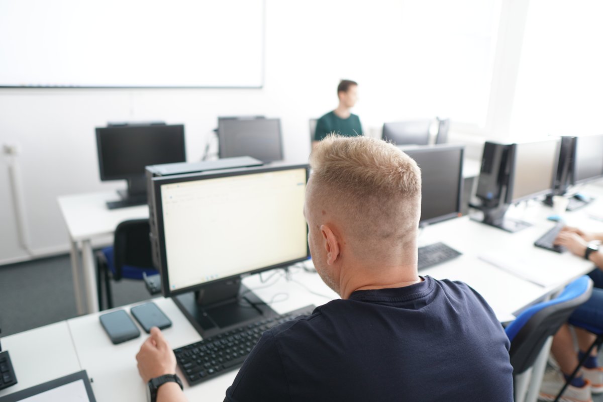 Priebeh kurzu Office 365 - učebňa s počítačmi a monitormi