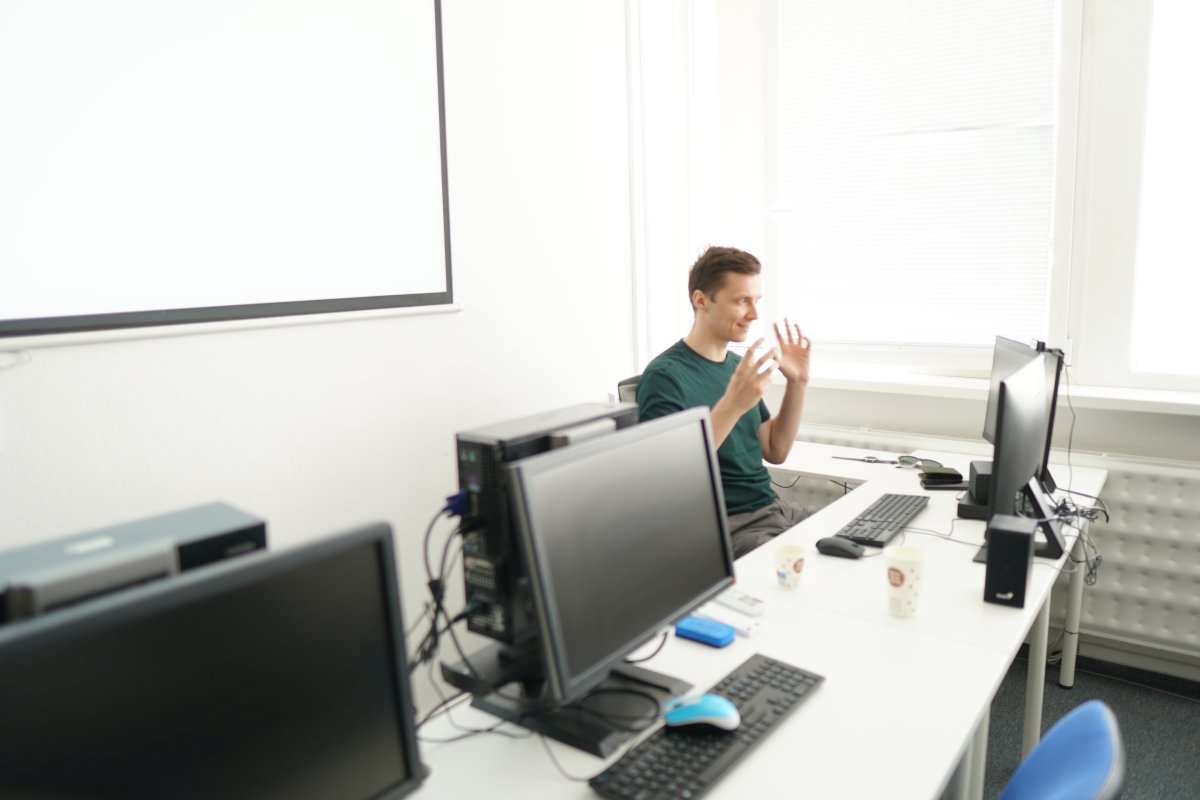 Priebeh kurzu Microsoft Office 365 - učebňa s počítačmi a tabuľou
