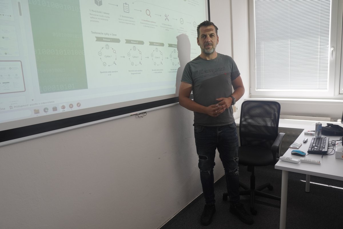 Priebeh kurzu Testovanie softwaru - prezentácia na plátne s diagramami testovacích cyklov a procesu testovania