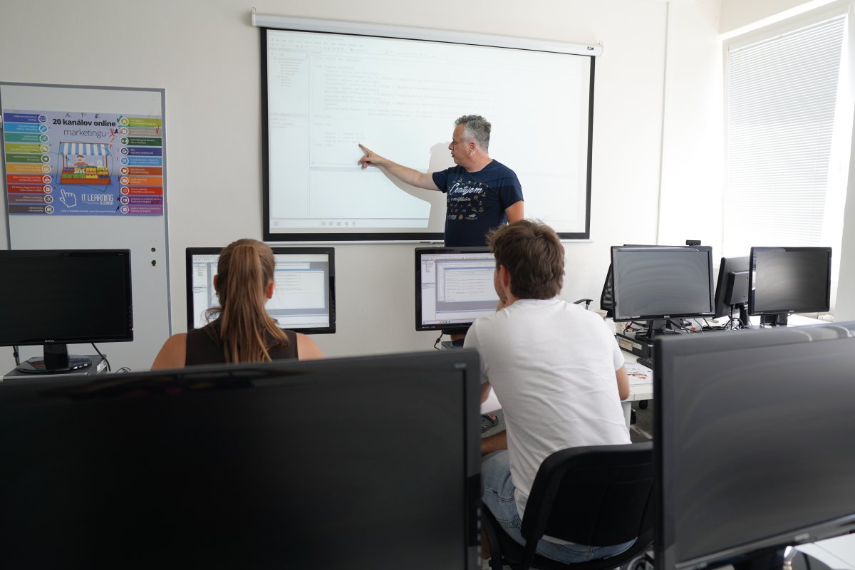 Priebeh kurzu Excel VBA II - výuka programovania makier v učebni s počítačmi