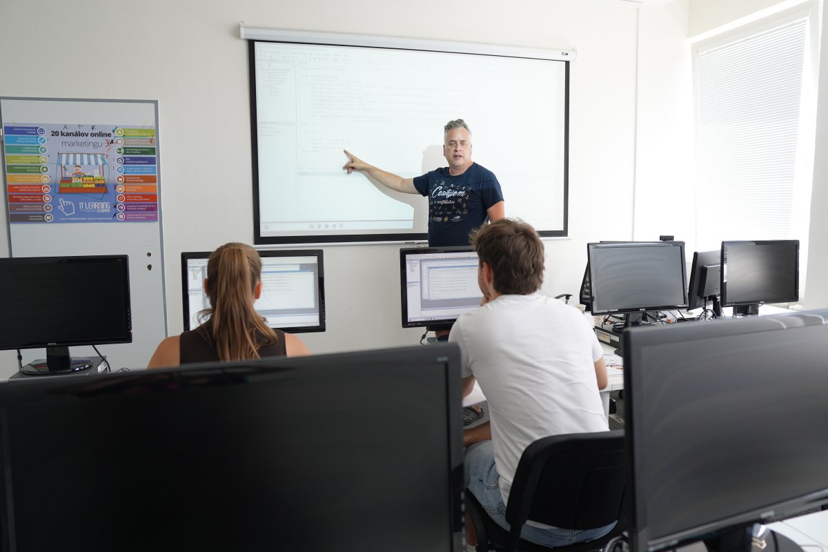 Priebeh kurzu Excel VBA II - výuka programovania makier vo vizuálnej učebni s projektorom