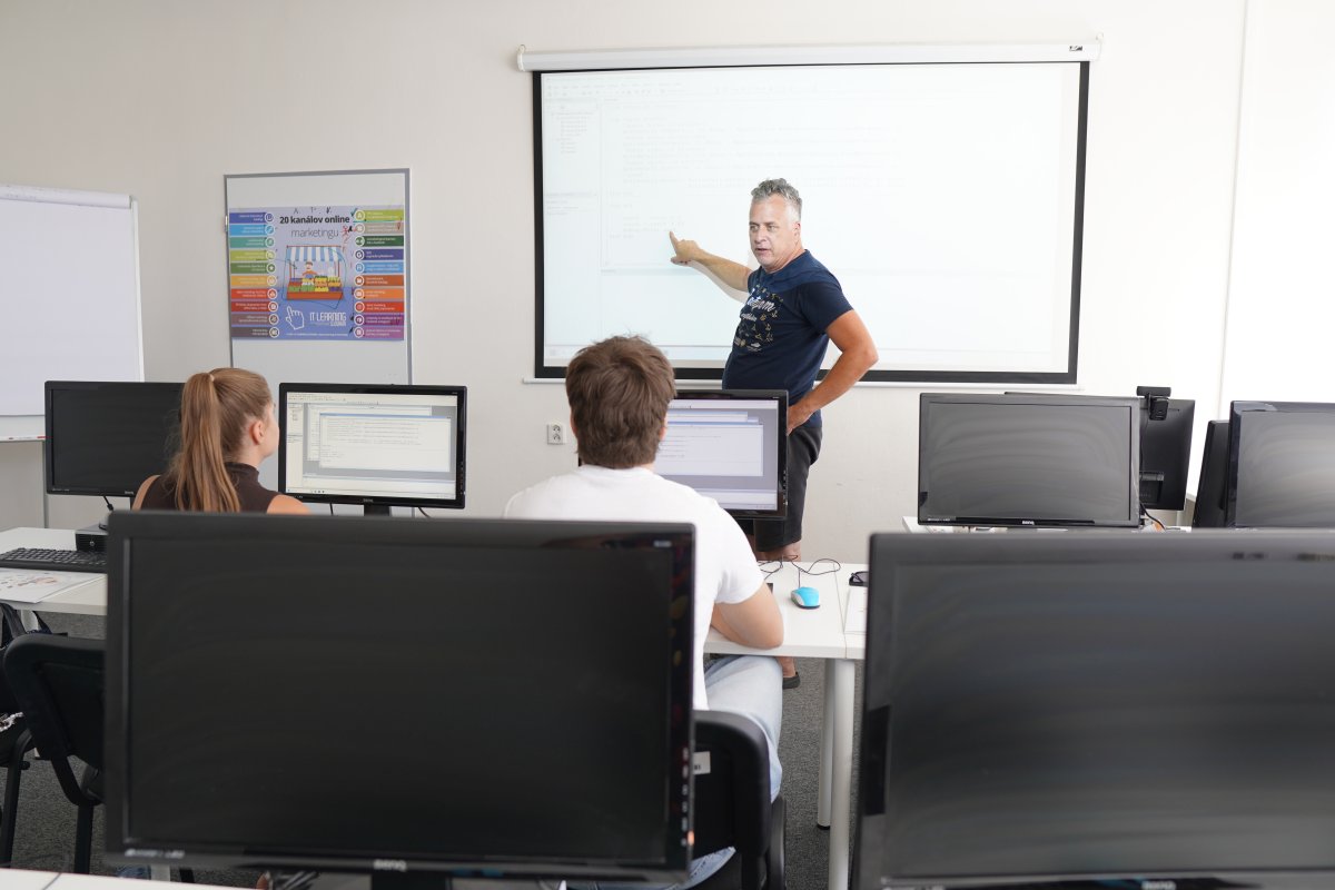 Priebeh kurzu Excel VBA II - učebňa s počítačmi a projekciou na obrazovke