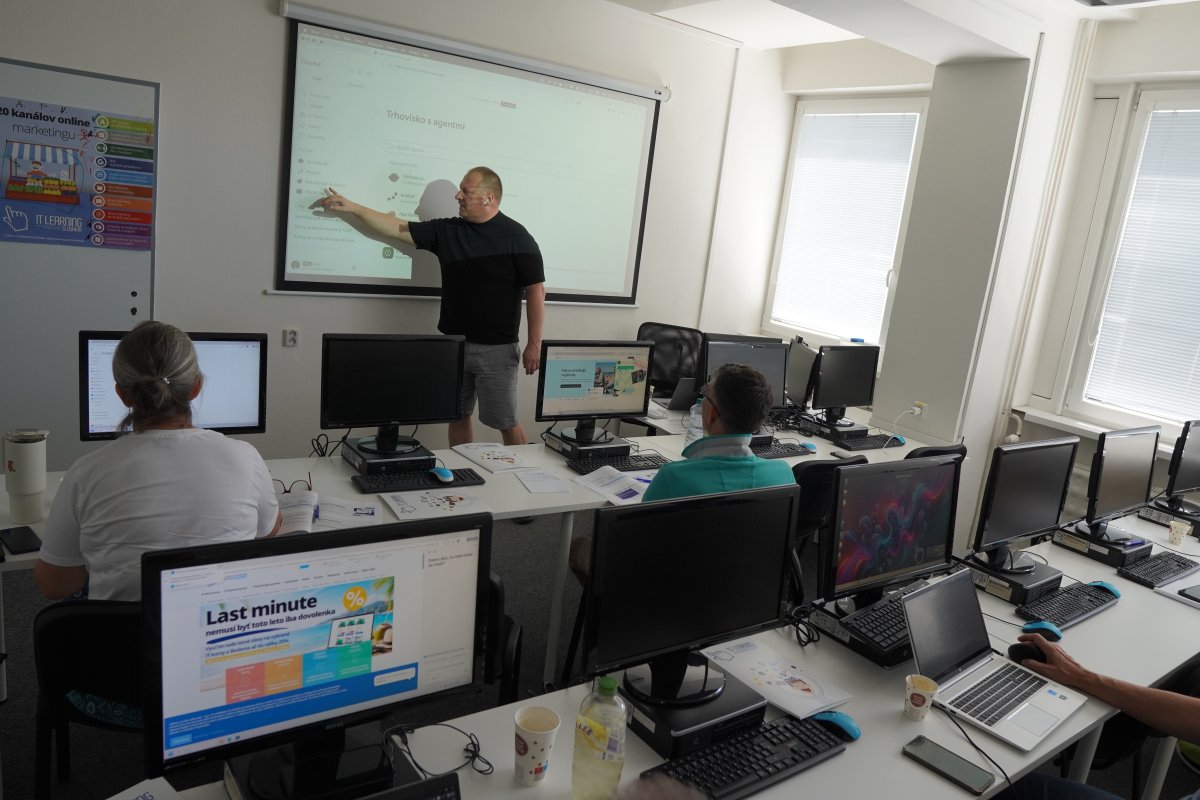 Priebeh kurzu Microsoft 365 Copilot - učebňa s počítačmi a prednášajúcim pri tabuľi