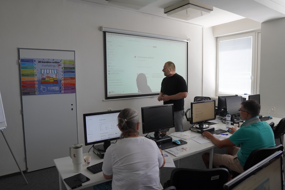 Priebeh kurzu Microsoft 365 Copilot - učebňa s prezentáciou AI automatizácie na projektorovej obrazovke