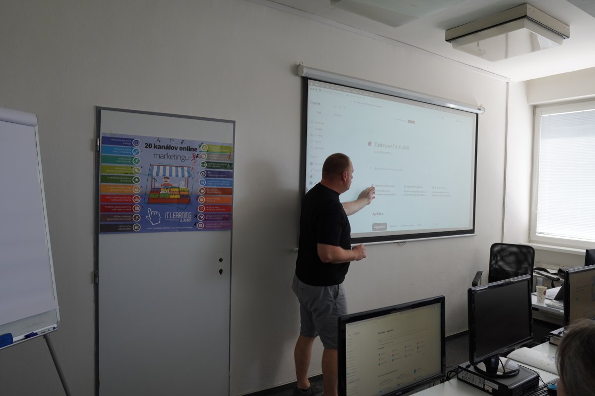 Priebeh kurzu Microsoft 365 Copilot - prezentácia AI automatizácie na projekčnej stene