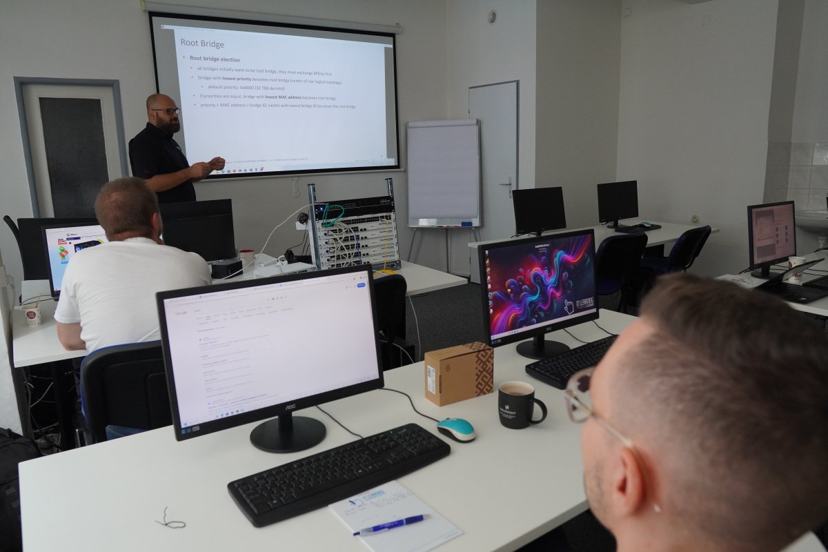 Priebeh kurzu MikroTik MTCSWE - lektorské vysvetlenie Root Bridge a konfigurácie L2 sietí v učebni
