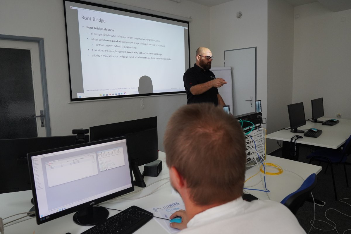 Priebeh kurzu MikroTik MTCSWE - výuka Root Bridge v sieťových switchoch