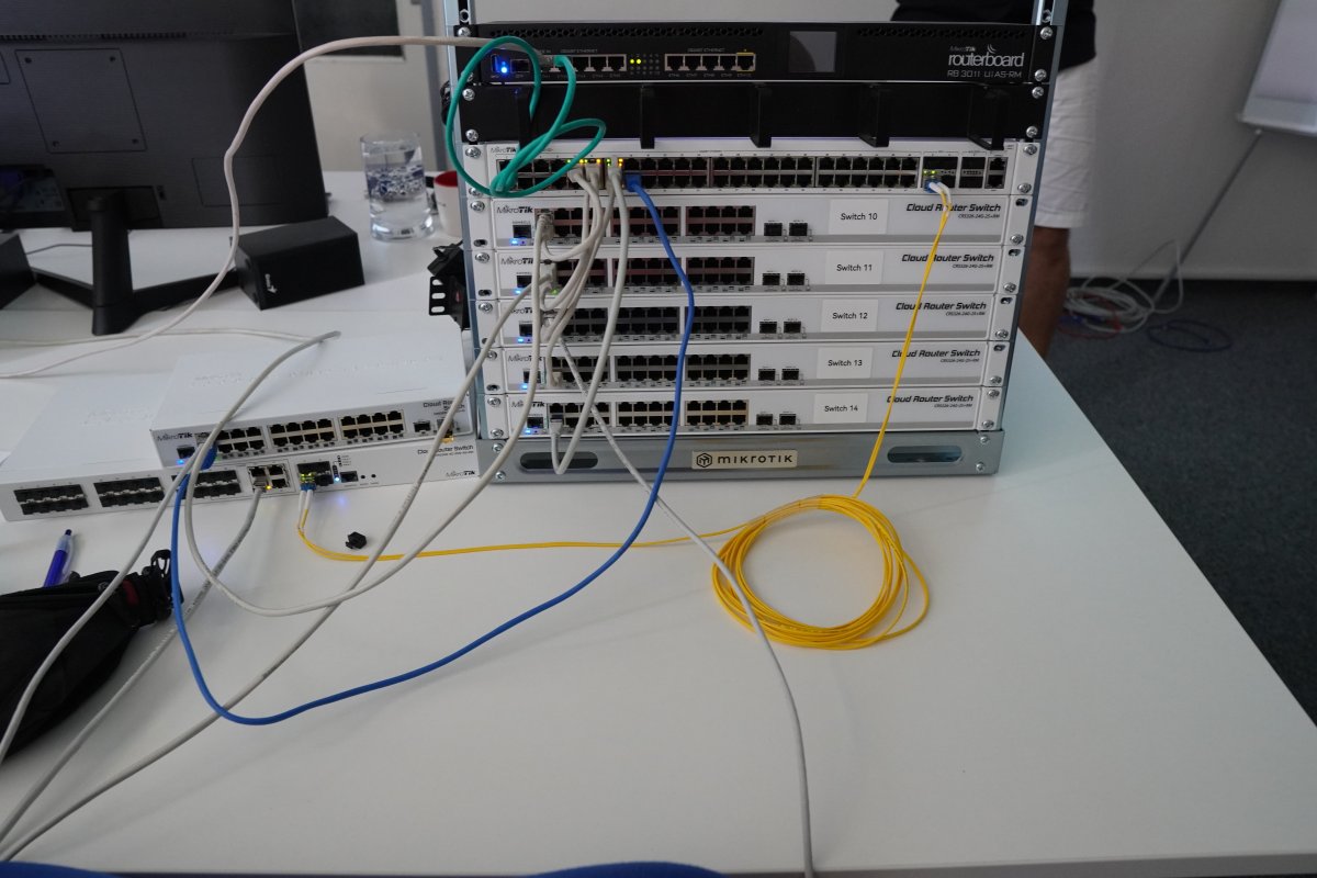 Sieťová infraštruktúra s routerboardom a prepojovacími switchami MikroTik v laboratóriu