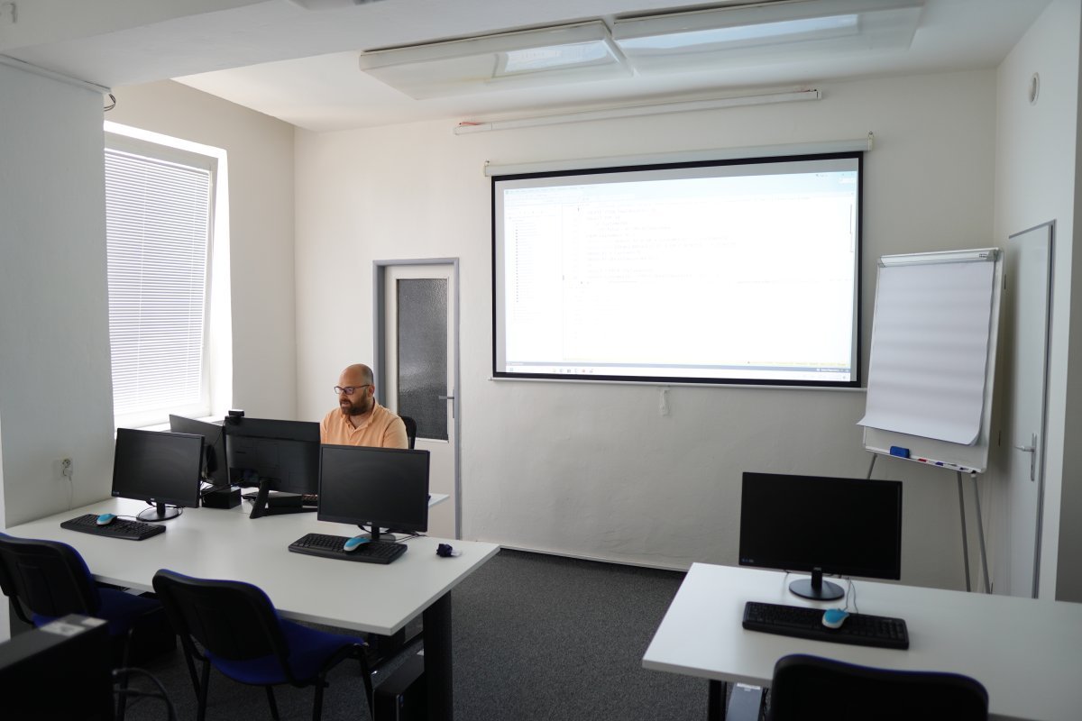 Priebeh kurzu SQL Server - učebňa s počítačmi a projektorom