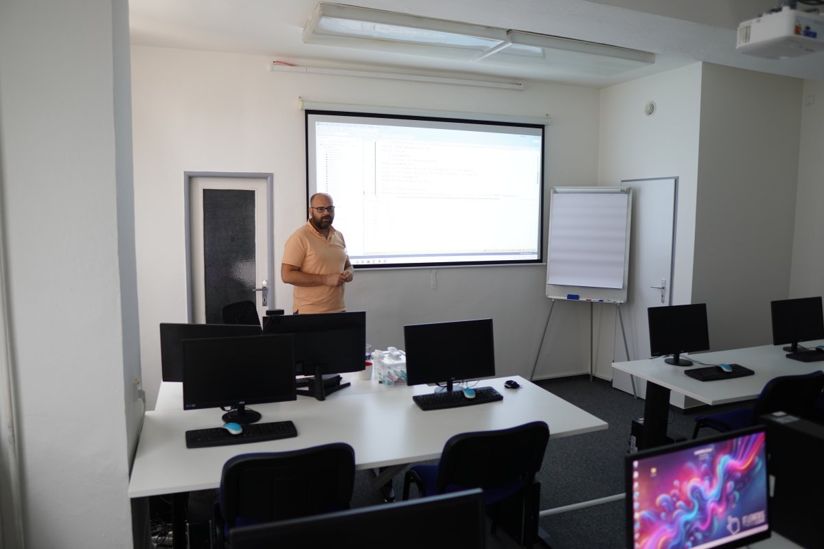 Priebeh kurzu SQL Server - učebňa s počítačmi a projekciou na obrazovke