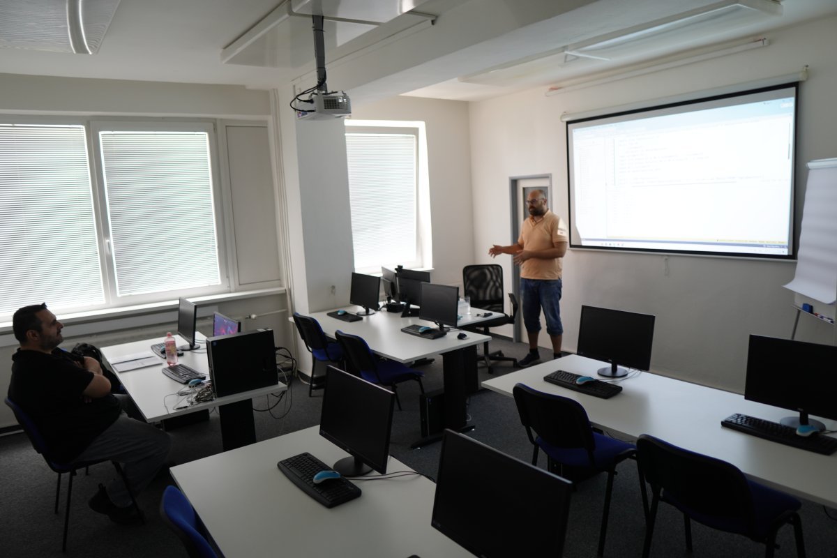 Priebeh kurzu SQL Server - učebňa s počítačmi a projektrom