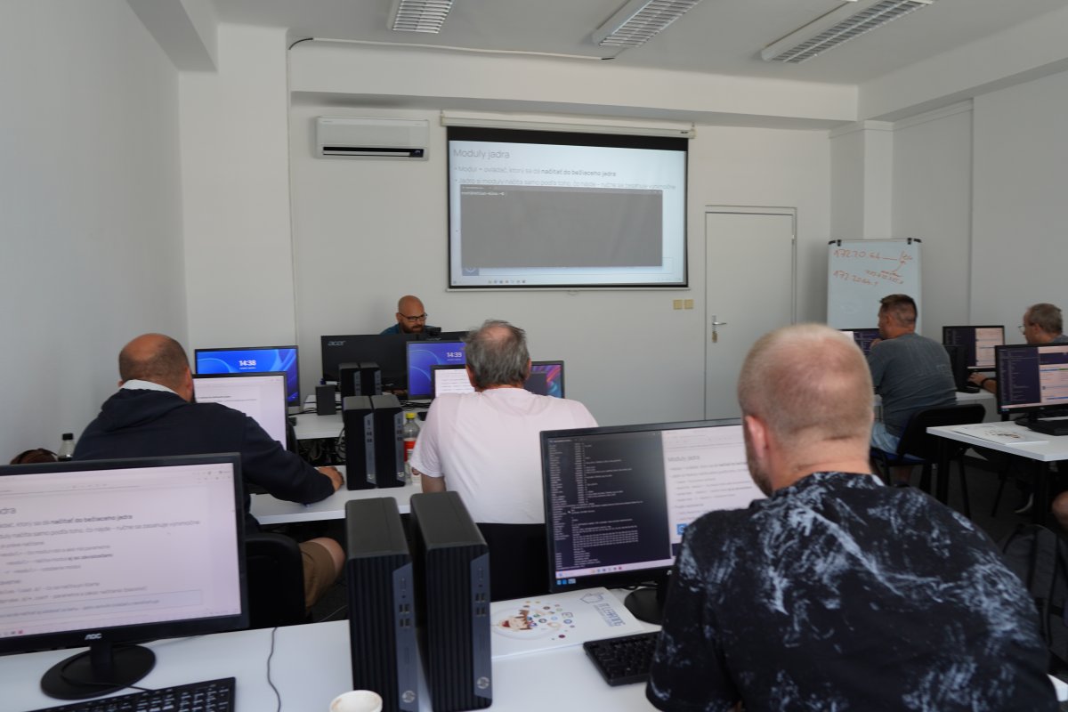 Priebeh kurzu Linux/UNIX II. - učebňa s počítačmi, prednášajúci pri projektore