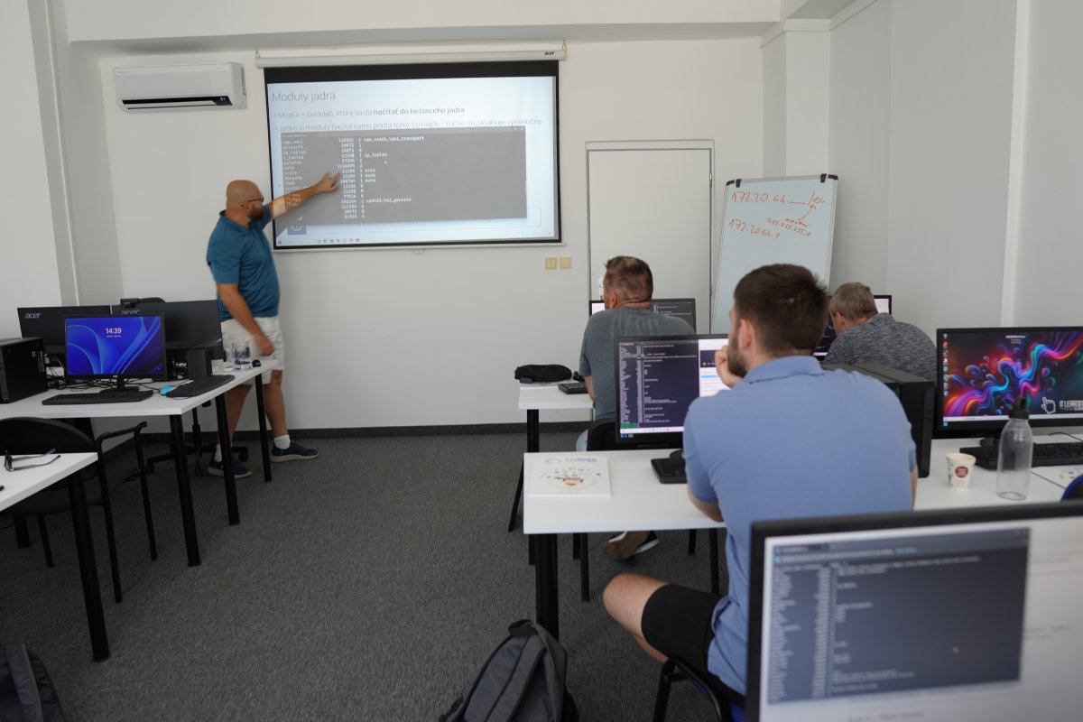 Priebeh kurzu Linux/UNIX II - učebňa s projektom o moduloch jadra na obrazovke