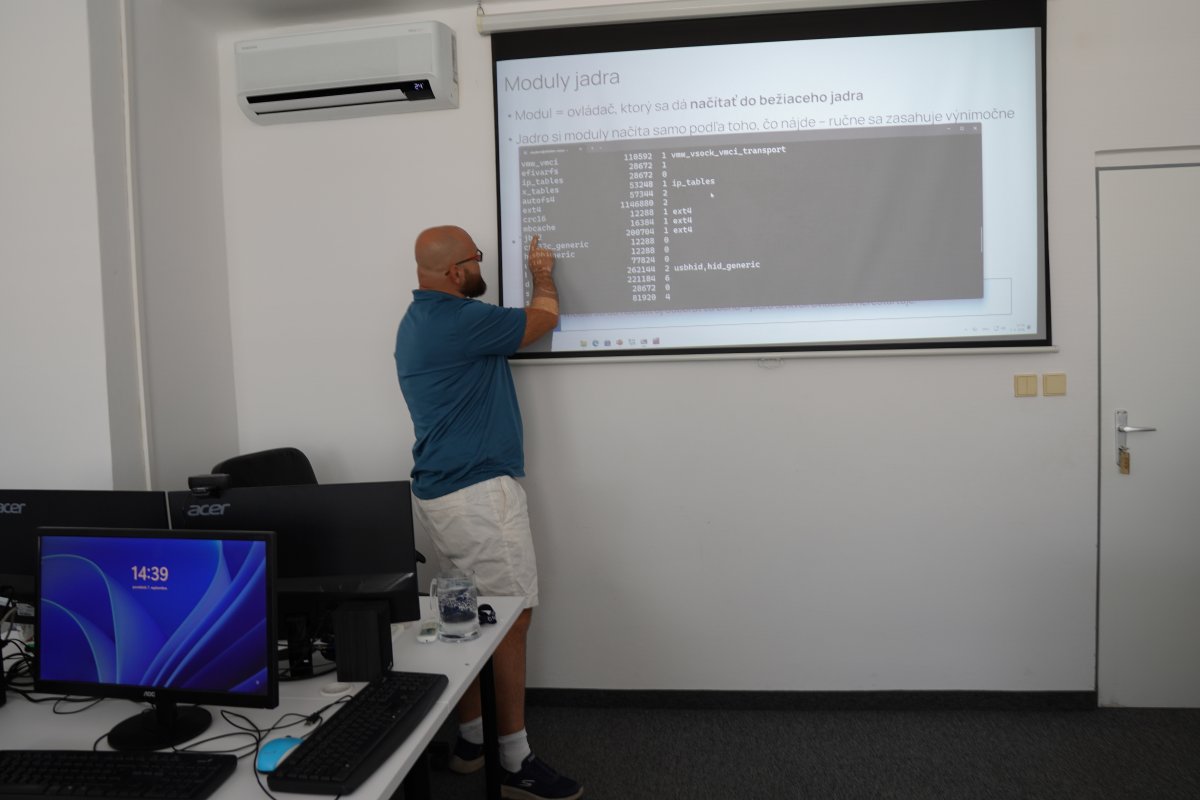 Priebeh kurzu Linux/UNIX II - výuka modulov jadra na projektore s kódom