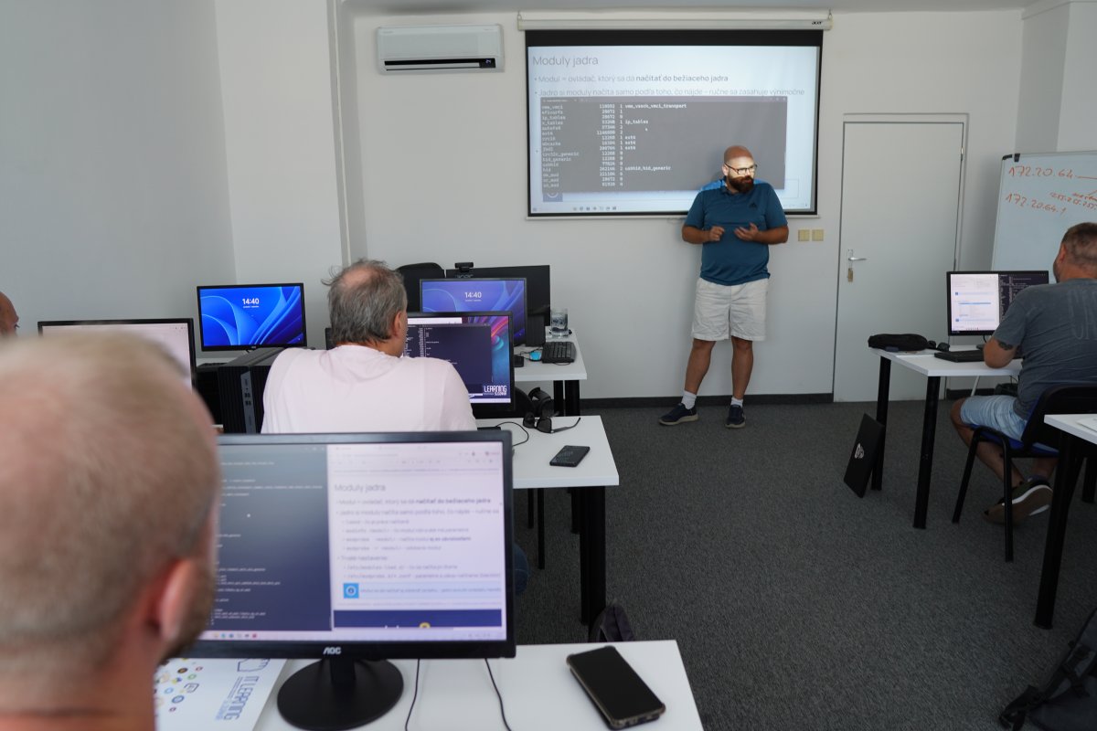 Priebeh kurzu Linux/UNIX II - praktická výuka programovania v učebni s projektorom