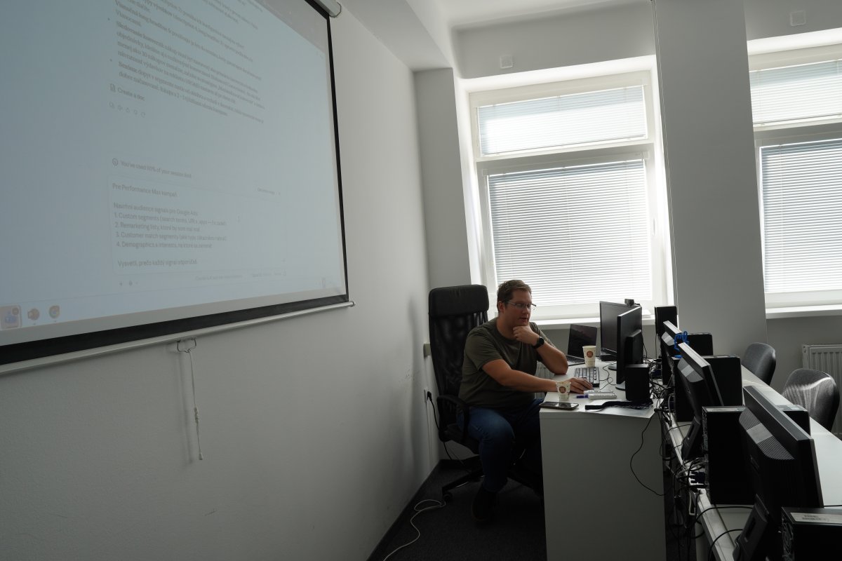 Priebeh kurzu AI v Google Ads - prezentácia stratégií Performance Max a optimalizácie kampání