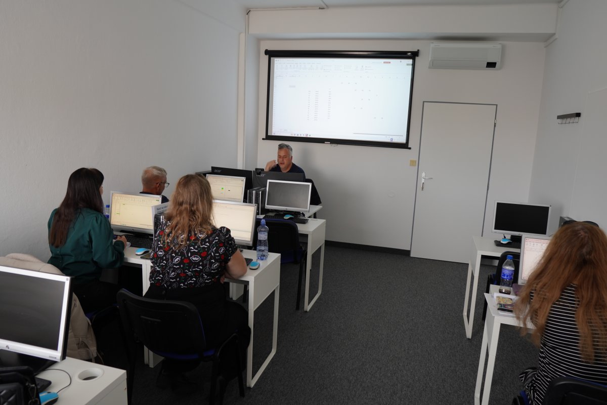 Priebeh kurzu Excel VBA I. – učebňa, na projektore tabuľka v Exceli s makrami