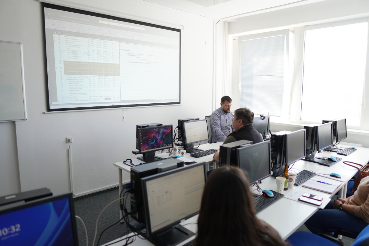Priebeh kurzu MS Project I - učebňa s počítačmi, projekčná tabuľa s projektovými údajmi a tabuľkami