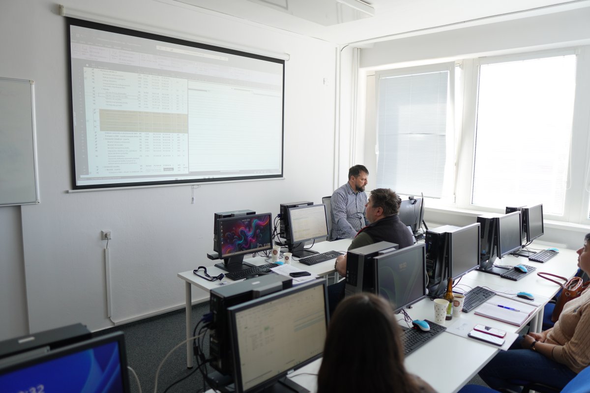 Priebeh kurzu Microsoft Project I. - výuková miestnosť s počítačmi a premietaným projektovým plánom