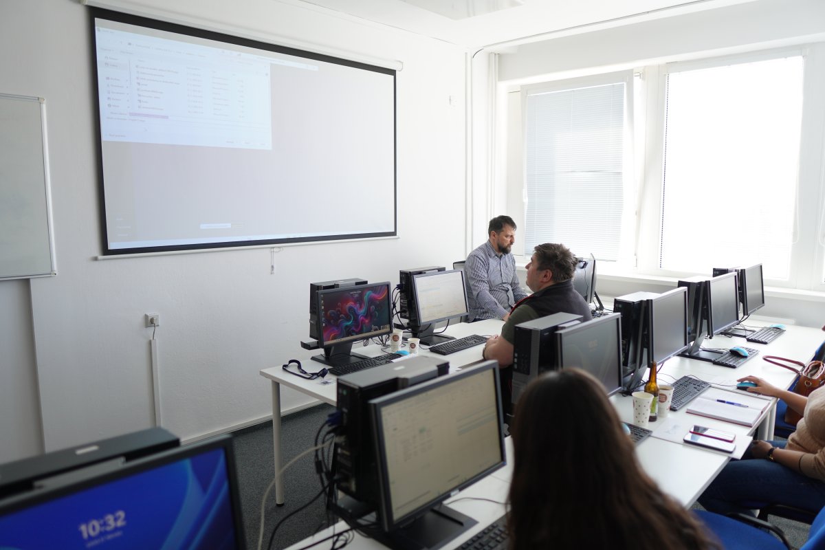 Priebeh kurzu Microsoft Project I. – učebňa s počítačmi a premietanou prezentáciou na projektorе