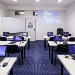 Počítačová učebňa, kde sa robia IT kurzy a školenia