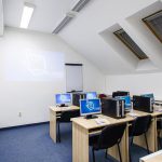 Počítačová učebňa, kde sa robia IT kurzy a školenia