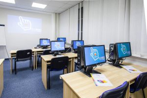 Počítačová učebňa, kde sa robia IT kurzy a školenia