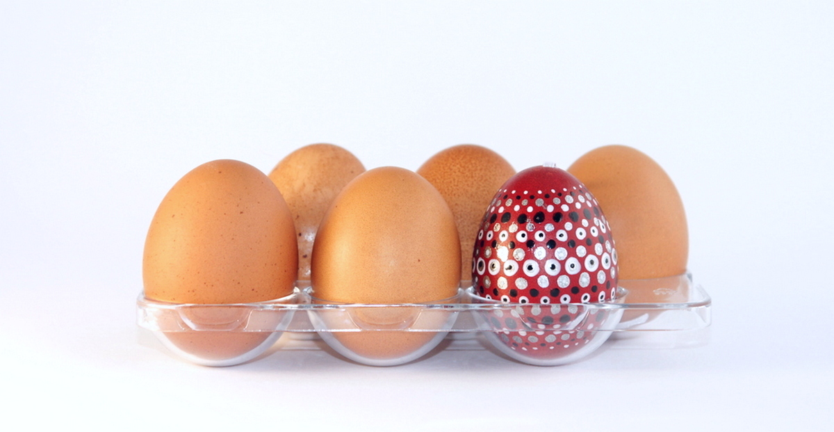 Päť obyčajných vajíčok a medzi nimi jedno farebné veľkonočné