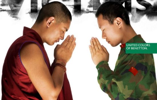 Oliver Toscani a reklamy Benetton- buddhista a čínsky vojak pri rozjímaní