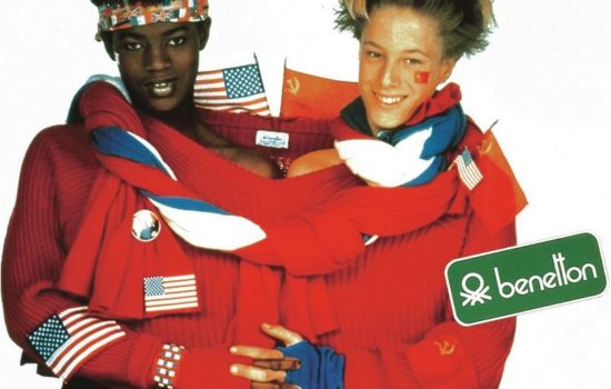 Oliver Toscani a reklamy Benetton- mladý Američan a Rus v priateľskom objatí