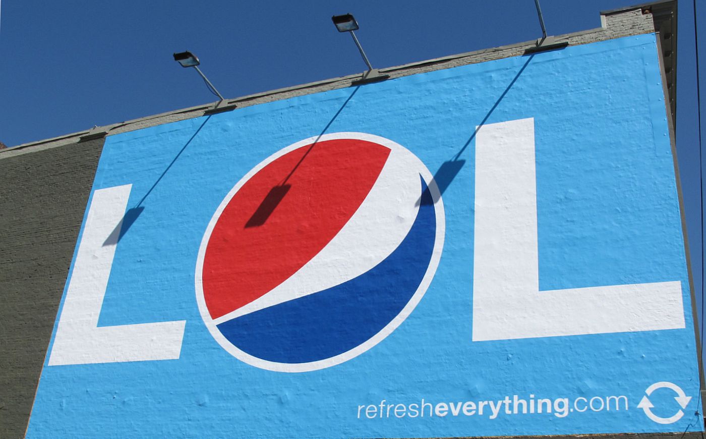 foto billboardu Pepsi s využitím internetovej skratky LOL