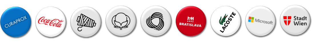 rad rôznofarebných butónov s nápismi CURAPROX, Coca-Cola, Bratislava, LACOSTE, MICROSOFT, Stadt Wien a iné
