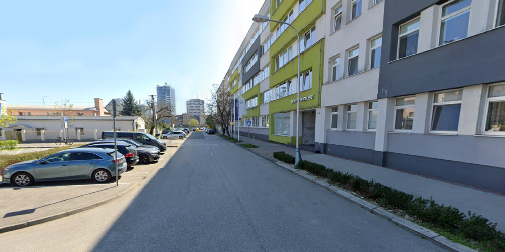 dopravoprojekt-kominarska-bratislava-1 pohľad na vstup do budovy Dopravoprojektu na Kominárskej ulici v Bratislave pri vjazde od Račianskej ulice