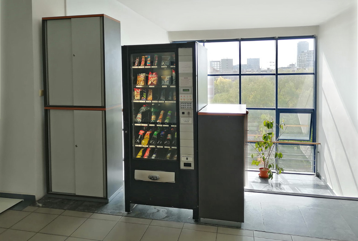 predajny-automat-itl pohľad na predajný automat IT Learningu na 5. poschodí s drobotinami na zahryznutie pri návšteve školení IT Learningu